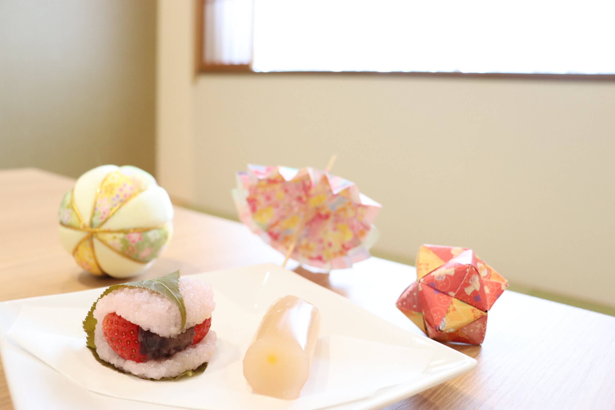 ひなまつりプラン～春を感じる地元銘菓桜餅と桃羊羹付き～